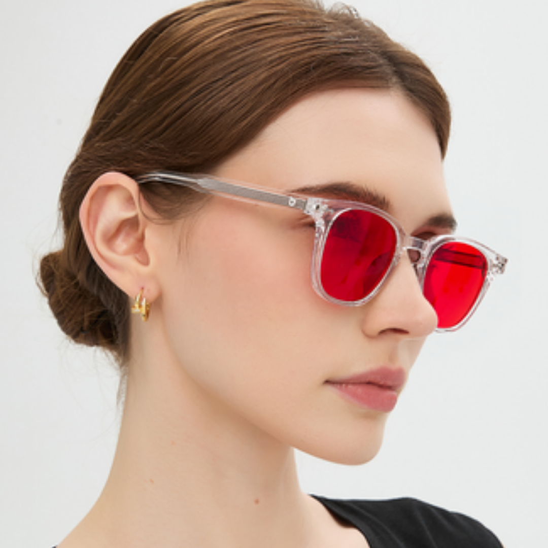 Ritratto con occhiali Da Vinci Crystal, lenti rosse, montatura trasparente