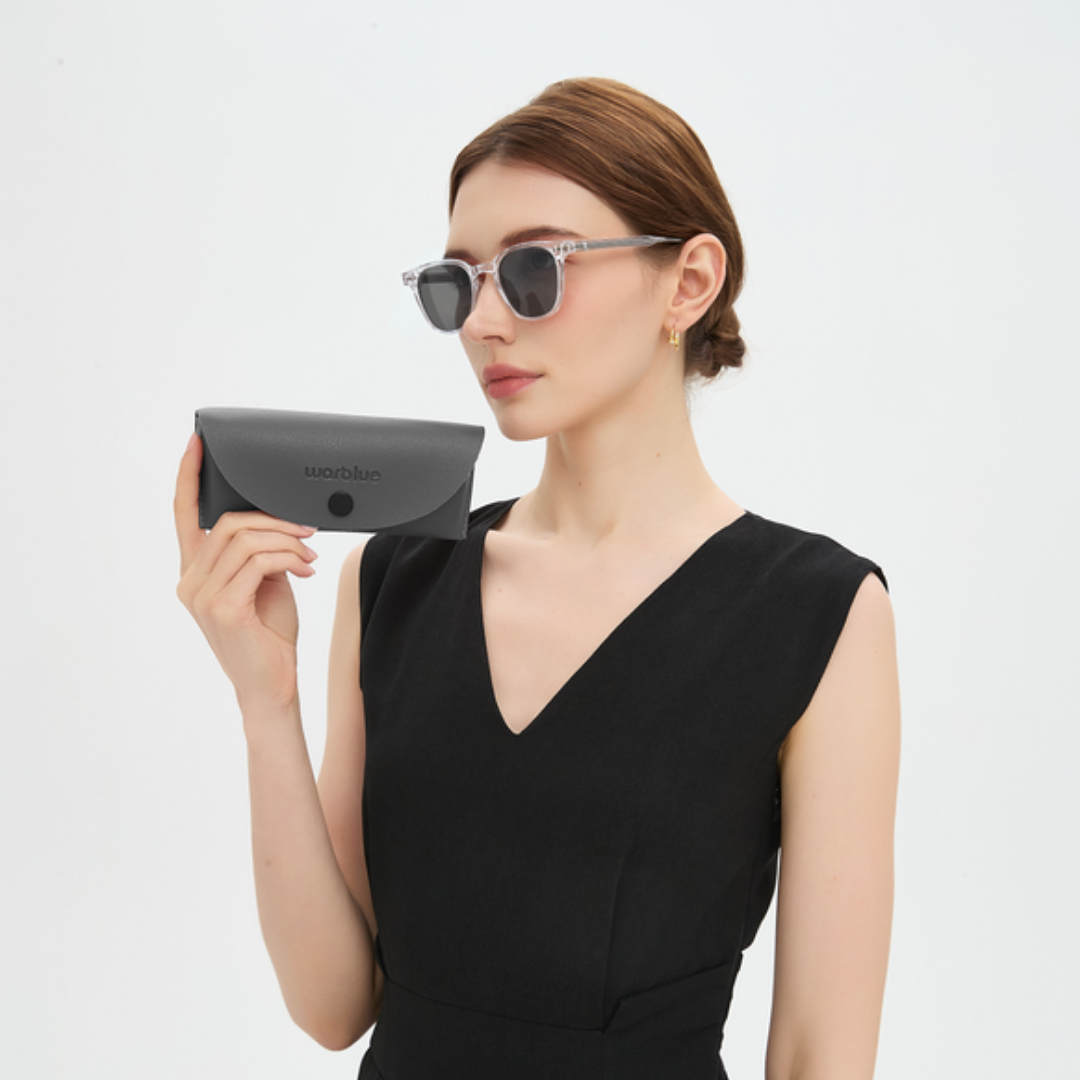 Modella con la custodia protettiva Louis – occhiali da sole con montatura Crystal