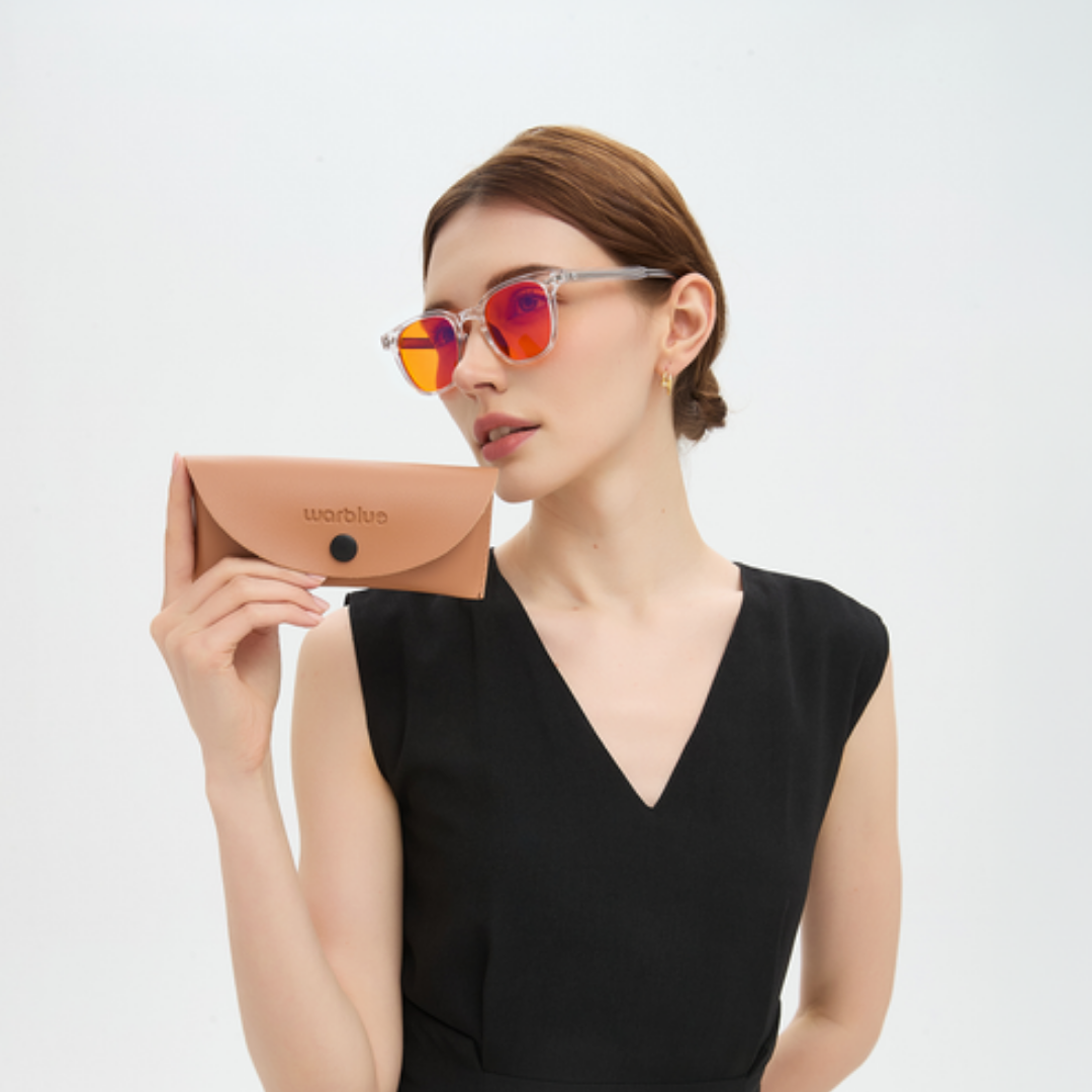 Modella con in mano la custodia protettiva Newton – occhiali con montatura Crystal