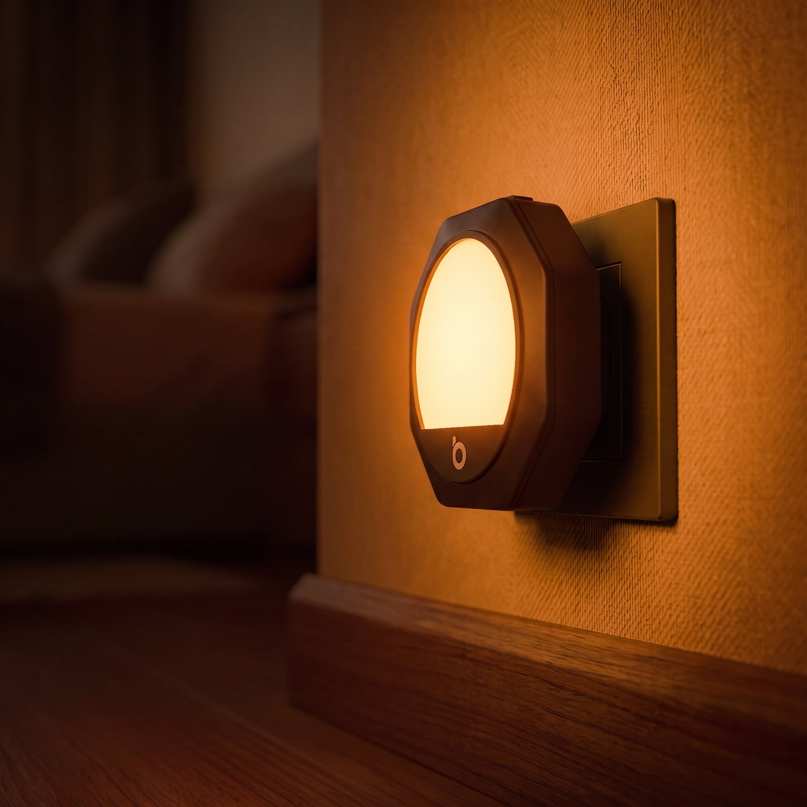 Luce notturna ambra sulla parete di un soggiorno