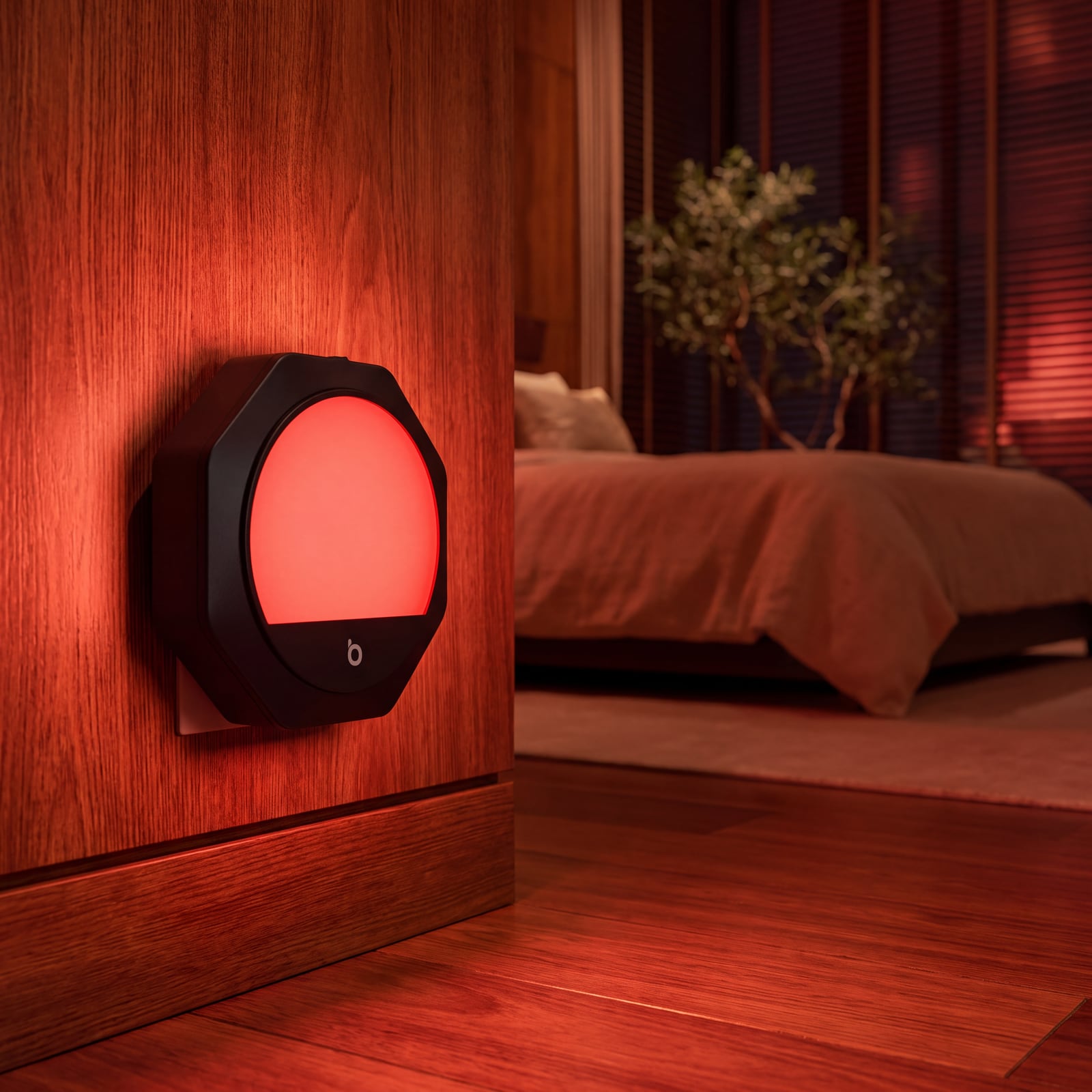 Una luce notturna rossa da presa accesa sulla parete di una camera da letto