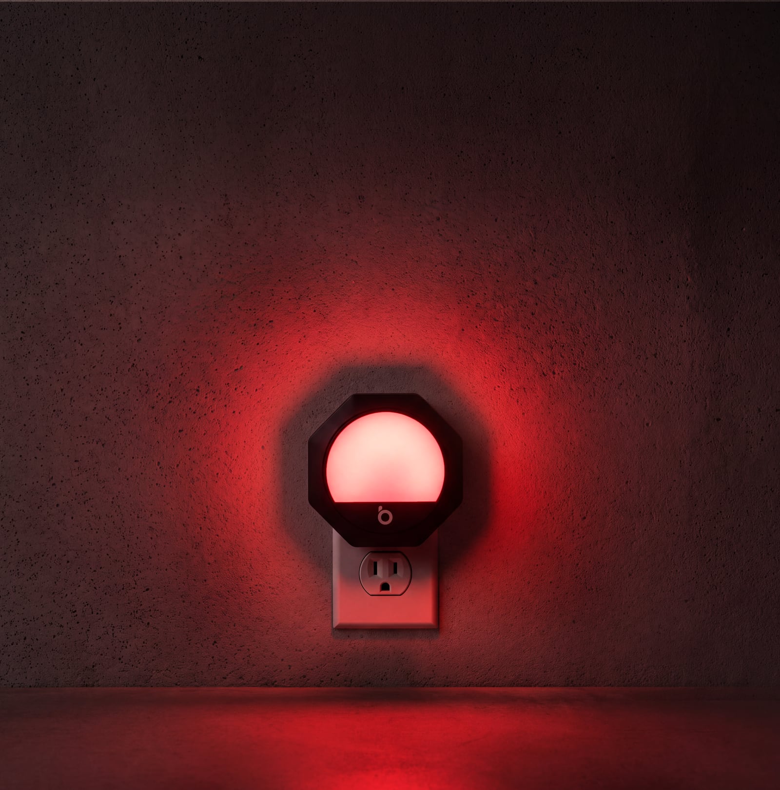 Luce notturna inserita in una presa a muro